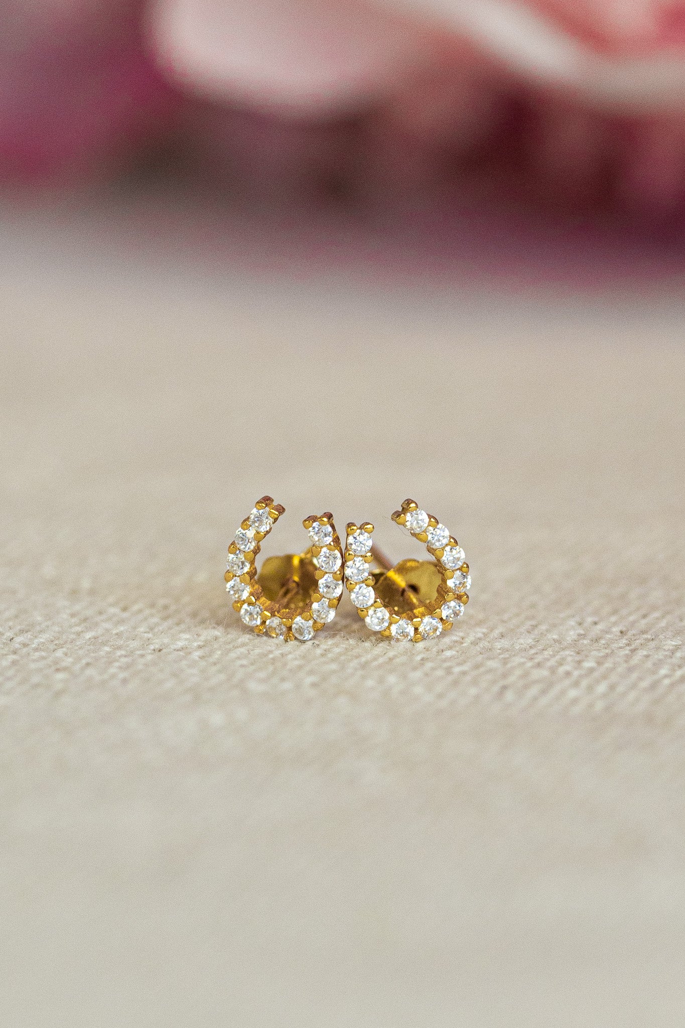 luxe horseshoe earrings Gold