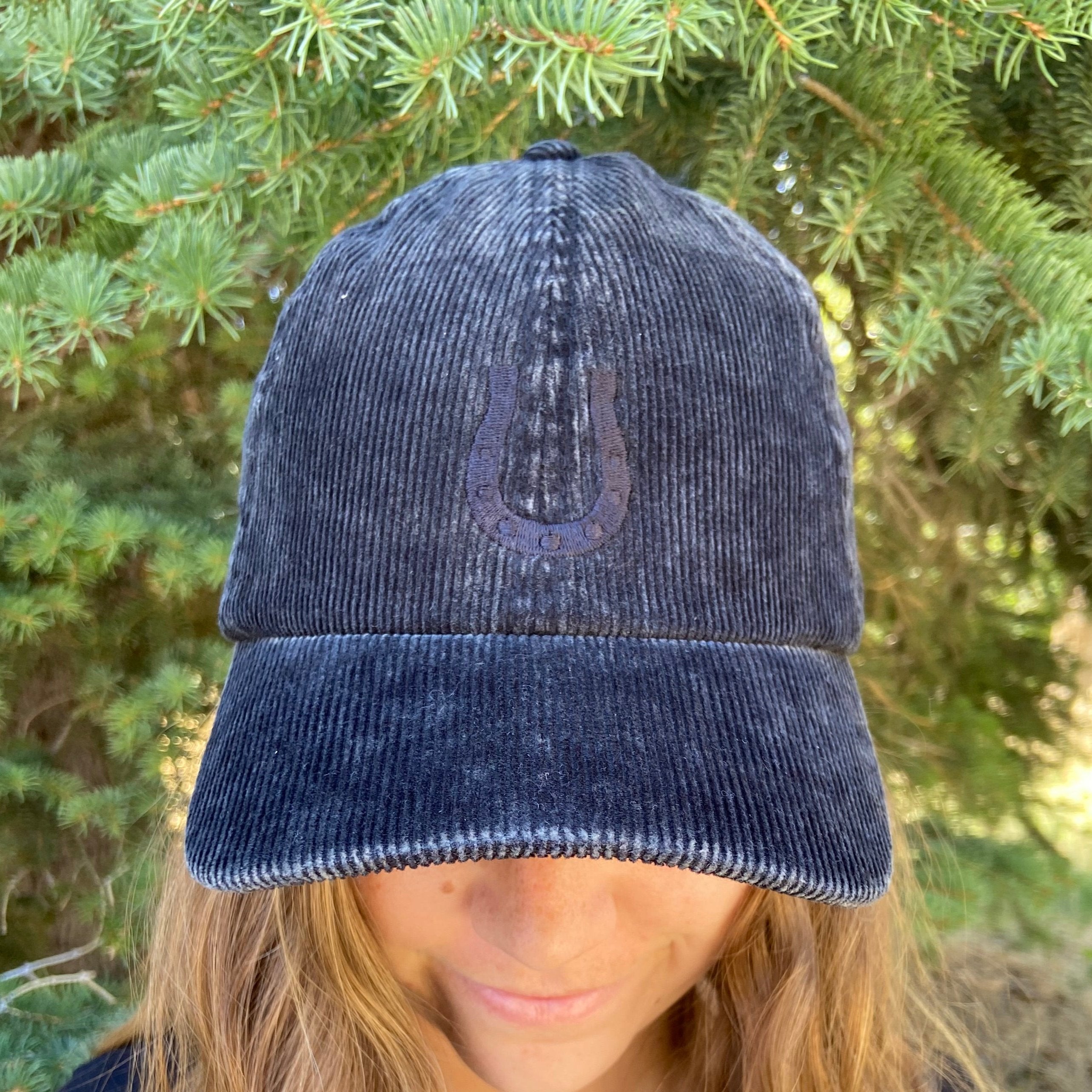 corduroy horseshoe hat Black